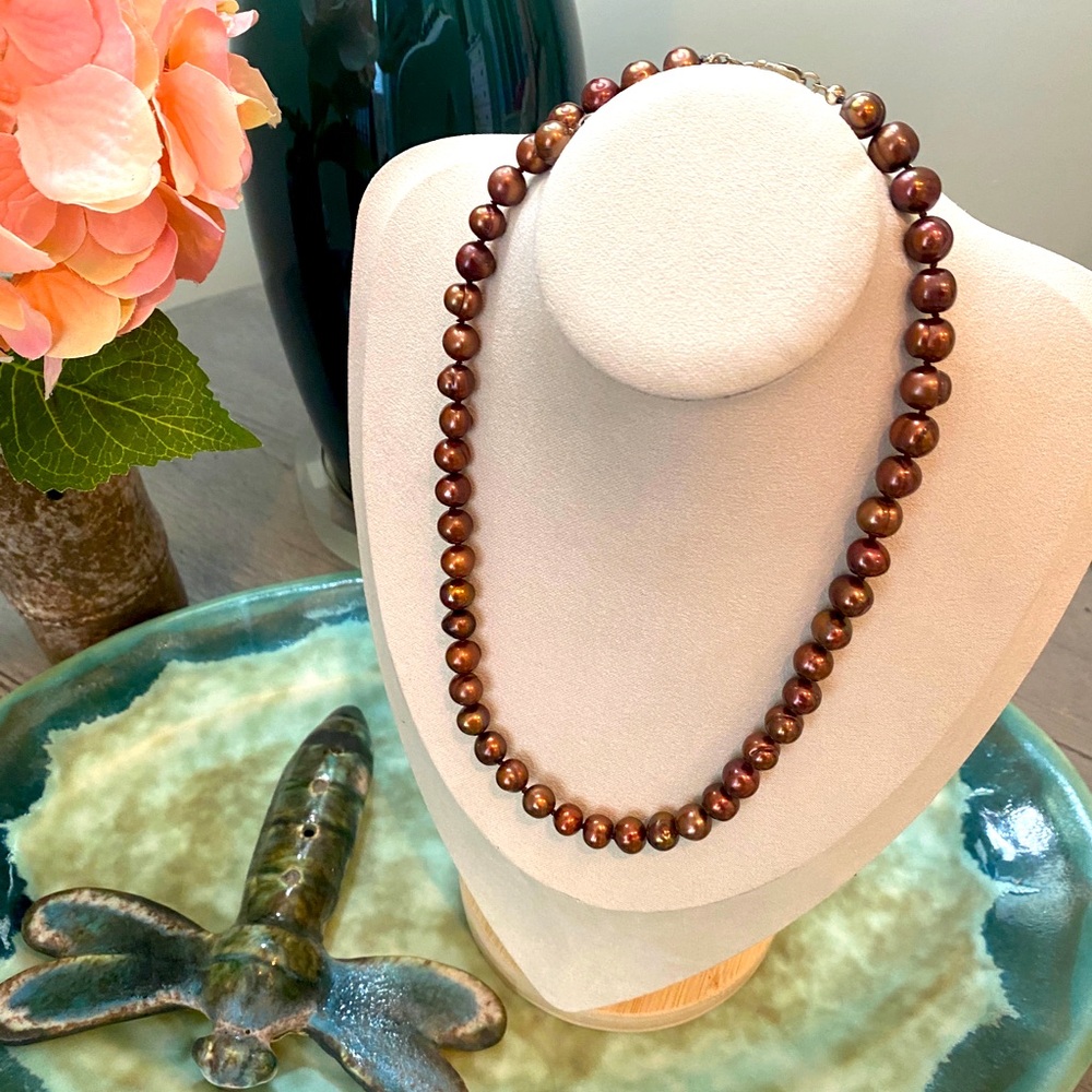 Beautiful chocolate brown pearl necklace.
